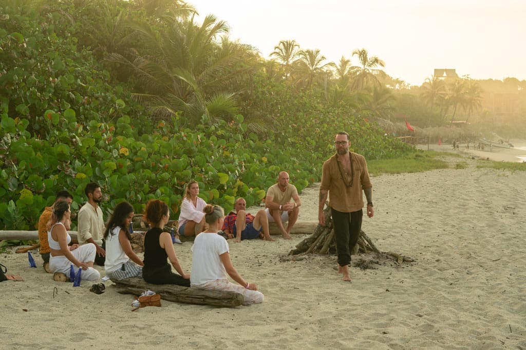 Personas haciendo paddle surf en aguas tranquilas